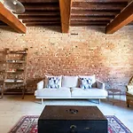 16th Century Townhouse, Large Garden Near Lake, Tuscany And Umbria - Sleeps 18 Casa de Férias