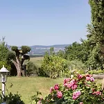 16th Century Townhouse, Large Garden Near Lake, Tuscany And Umbria - Sleeps 18 Casa de Férias *