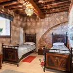 16th Century Townhouse, Large Garden Near Lake, Tuscany And Umbria - Sleeps 18 Gioiella