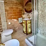 16th Century Townhouse, Large Garden Near Lake, Tuscany And Umbria - Sleeps 18 Casa de Férias Gioiella