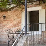 Casa de Férias 16th Century Townhouse, Large Garden Near Lake, Tuscany And Umbria - Sleeps 18