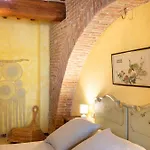 16th Century Townhouse, Large Garden Near Lake, Tuscany And Umbria - Sleeps 18 Casa de Férias *