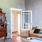 16th Century Townhouse, Large Garden Near Lake, Tuscany And Umbria - Sleeps 18 Casa de Férias