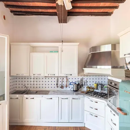 16th Century Townhouse, Large Garden Near Lake, Tuscany And Umbria - Sleeps 18 Semesterbostad *