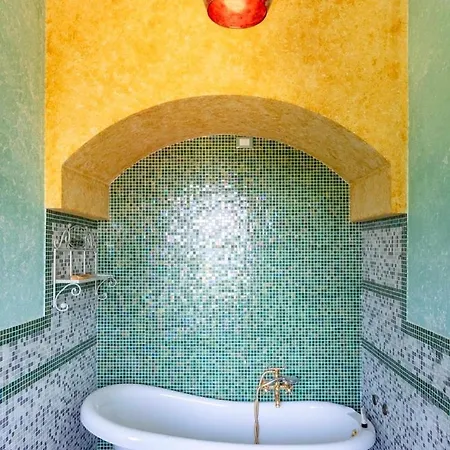 16th Century Townhouse, Large Garden Near Lake, Tuscany And Umbria - Sleeps 18 Gioiella