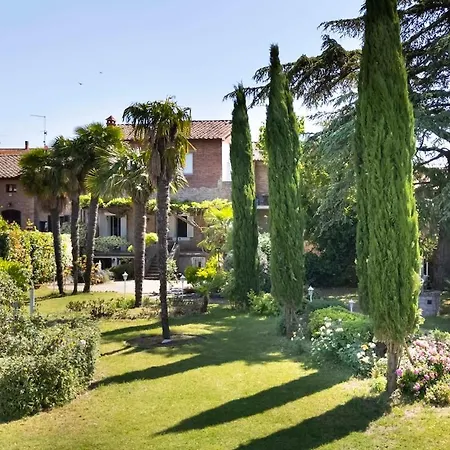 Nyaraló 16th Century Townhouse, Large Garden Near Lake, Tuscany And Umbria - Sleeps 18 *