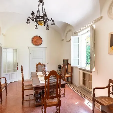 Nyaraló 16th Century Townhouse, Large Garden Near Lake, Tuscany And Umbria - Sleeps 18