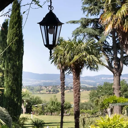 Nyaraló 16th Century Townhouse, Large Garden Near Lake, Tuscany And Umbria - Sleeps 18 *