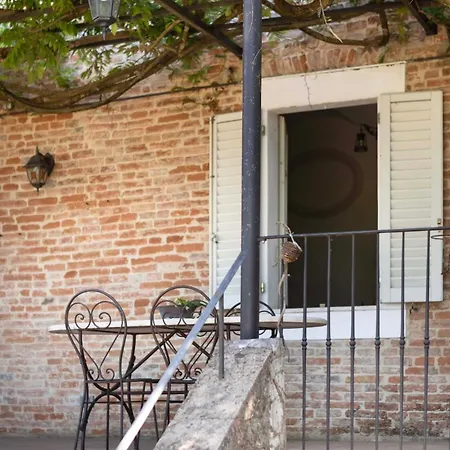 Semesterbostad 16th Century Townhouse, Large Garden Near Lake, Tuscany And Umbria - Sleeps 18