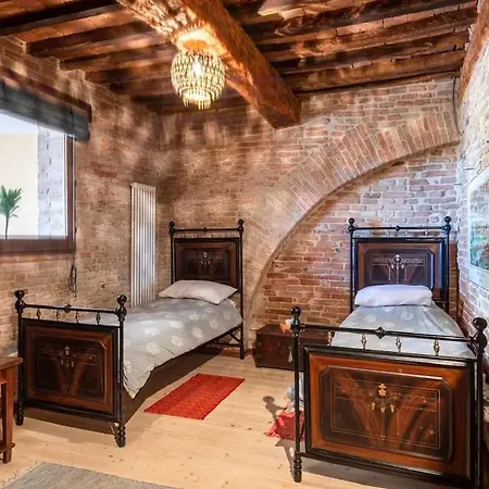 16th Century Townhouse, Large Garden Near Lake, Tuscany And Umbria - Sleeps 18 Gioiella