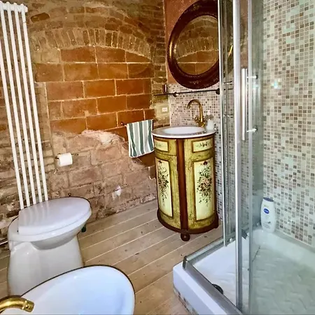 16th Century Townhouse, Large Garden Near Lake, Tuscany And Umbria - Sleeps 18 Semesterbostad Gioiella