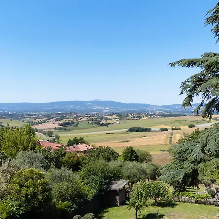 16th Century Townhouse, Large Garden Near Lake, Tuscany And Umbria - Sleeps 18 Semesterbostad *