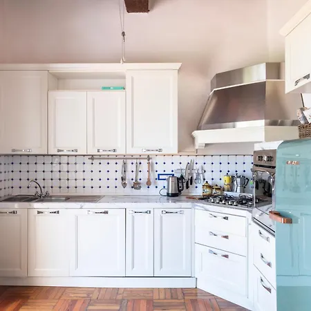 16th Century Townhouse, Large Garden Near Lake, Tuscany And Umbria - Sleeps 18 Semesterbostad Gioiella