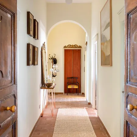 16th Century Townhouse, Large Garden Near Lake, Tuscany And Umbria - Sleeps 18