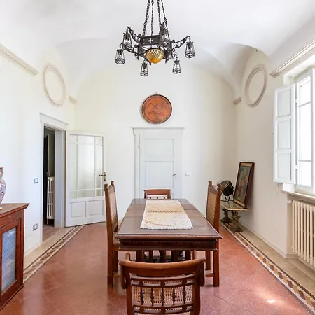 16th Century Townhouse, Large Garden Near Lake, Tuscany And Umbria - Sleeps 18 Nyaraló Gioiella