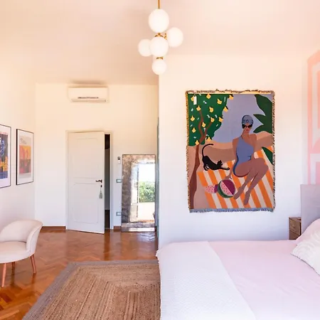 Semesterbostad 16th Century Townhouse, Large Garden Near Lake, Tuscany And Umbria - Sleeps 18