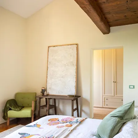 Semesterbostad 16th Century Townhouse, Large Garden Near Lake, Tuscany And Umbria - Sleeps 18