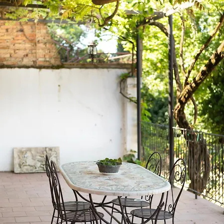 16th Century Townhouse, Large Garden Near Lake, Tuscany And Umbria - Sleeps 18 Semesterbostad *