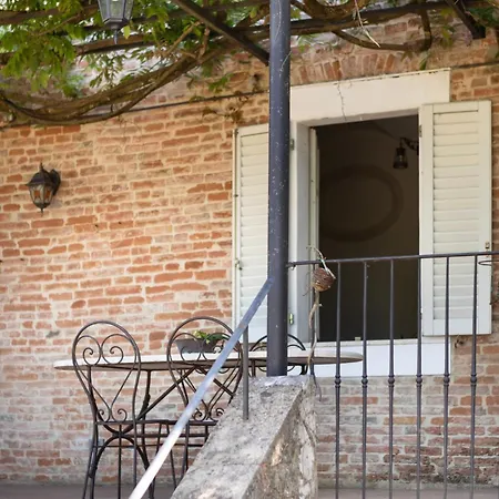 Semesterbostad 16th Century Townhouse, Large Garden Near Lake, Tuscany And Umbria - Sleeps 18