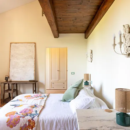 16th Century Townhouse, Large Garden Near Lake, Tuscany And Umbria - Sleeps 18 Nyaraló Gioiella