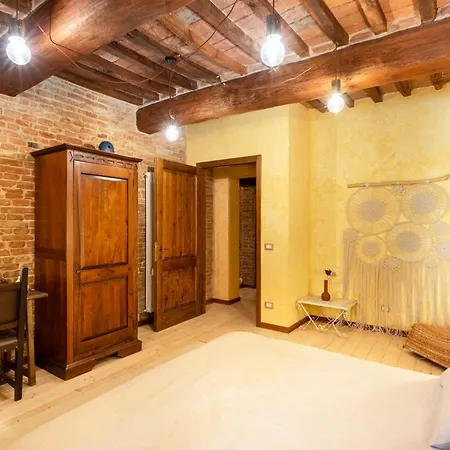 16th Century Townhouse, Large Garden Near Lake, Tuscany And Umbria - Sleeps 18