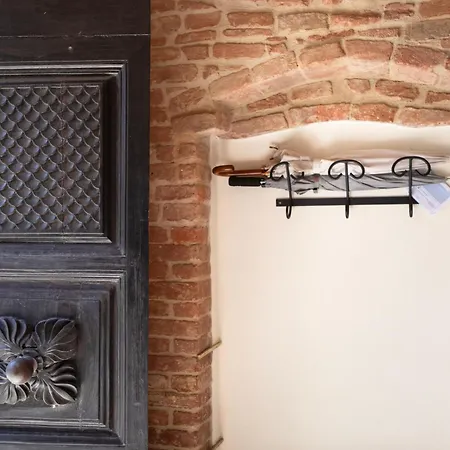 Semesterbostad 16th Century Townhouse, Large Garden Near Lake, Tuscany And Umbria - Sleeps 18